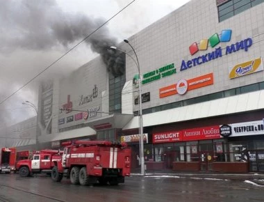 Συναγερμός σήμανε στη Μόσχα: Φωτιά σε μεγάλο εμπορικό κέντρο